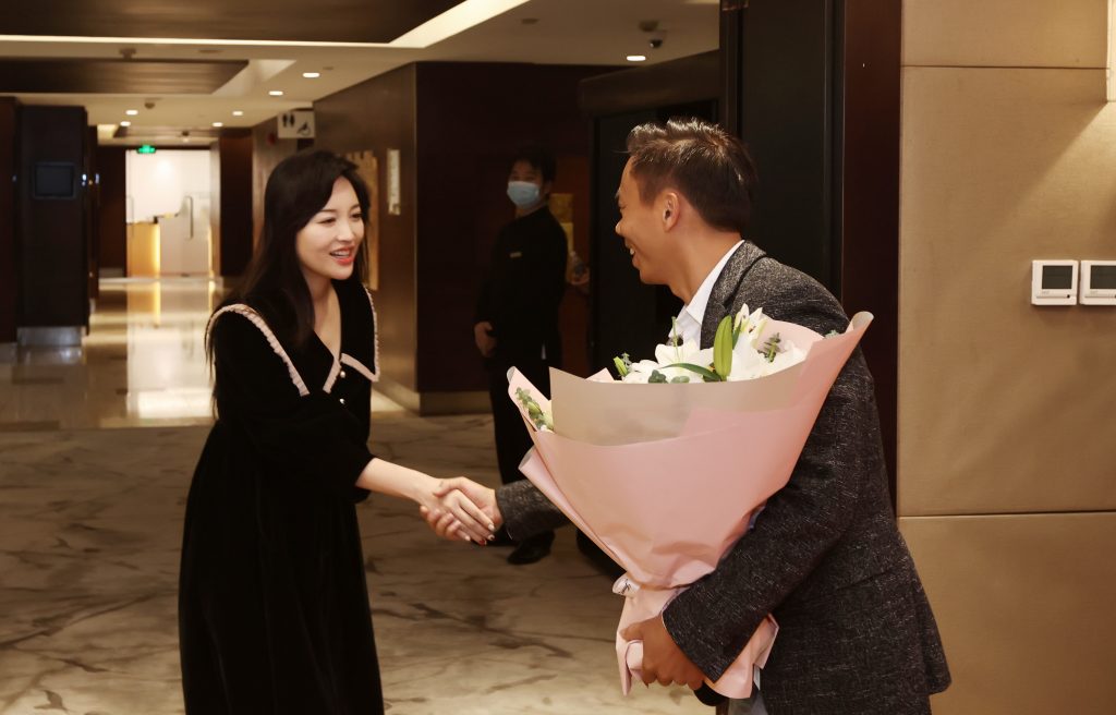 影视明星金莎签约代言扶元品牌：共享扶元，共享健康，共享未来！